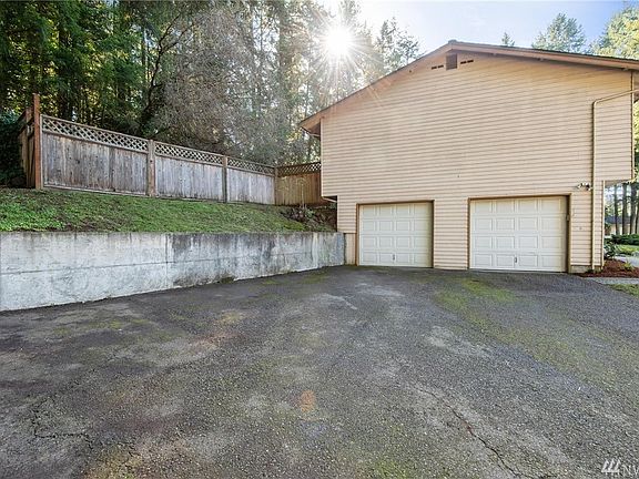 4th image of 1631 NW Spirit Ct E