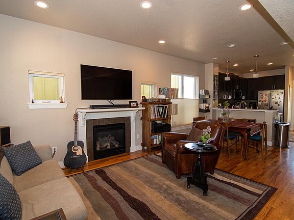 2nd image of 904 Rosewood Ave