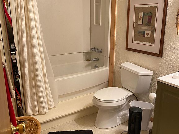 Clean, neat full bathroom. Carpets and linens included. You can fill the tub and soak away!