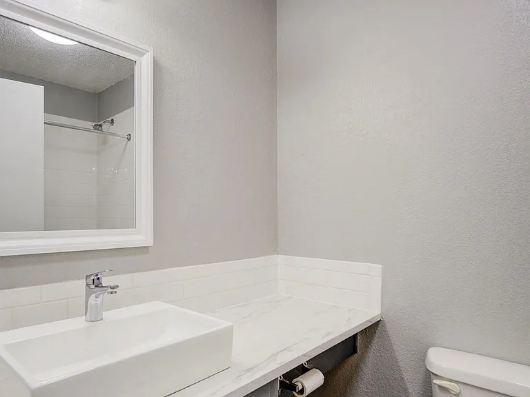 Wornall Place Apartments — Photo 10