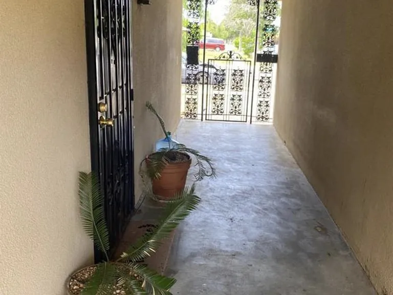 1940 N Laureen Ave #101 — Photo 2