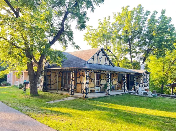 39 Vaughn St, Eureka Springs, AR 72632