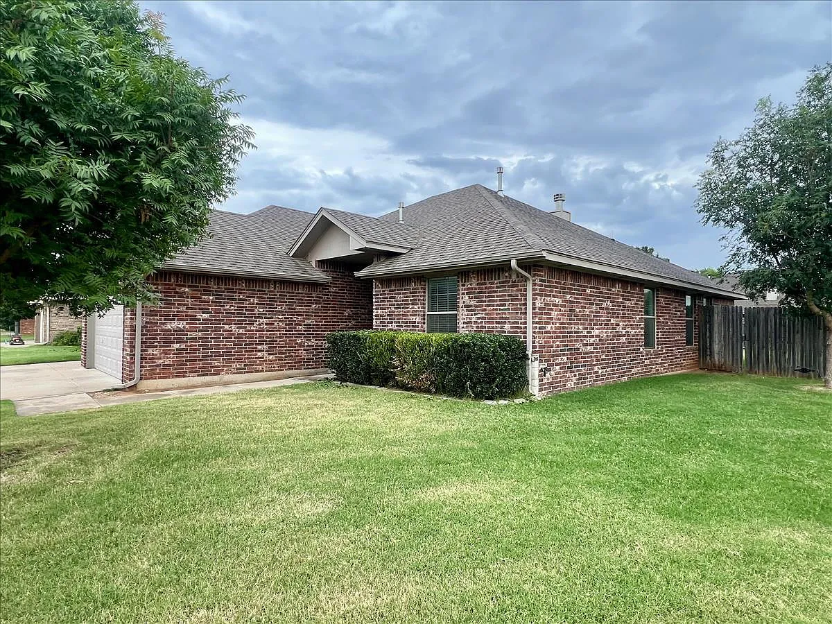 4 bed, 2.0 bath, 1665 sqft, $1,895 — Photo 2