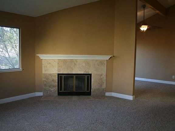5th image of 165 Valley Oak Dr