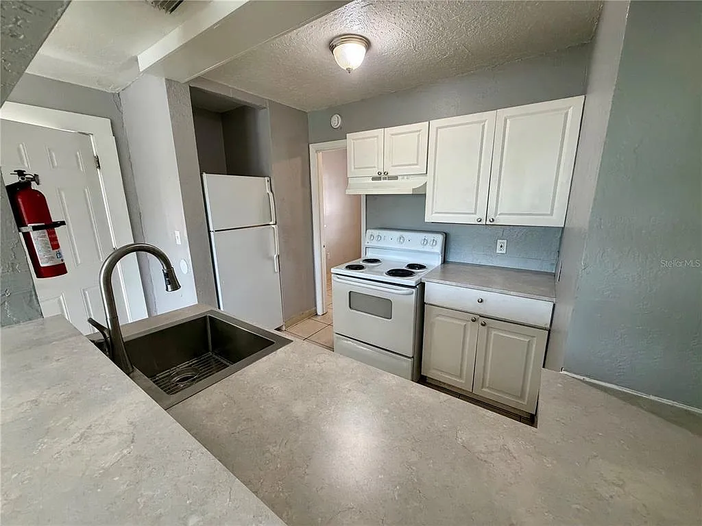 3 bed, 1.0 bath, 1025 sqft, $1,550 — Photo 3