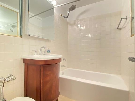 5th image of 140 E 56th St #3DD