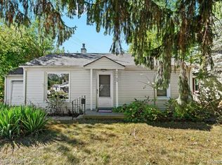 22109 Hawthorne St, Farmington, MI 48336