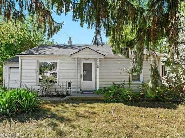 22109 Hawthorne St, Farmington, MI 48336