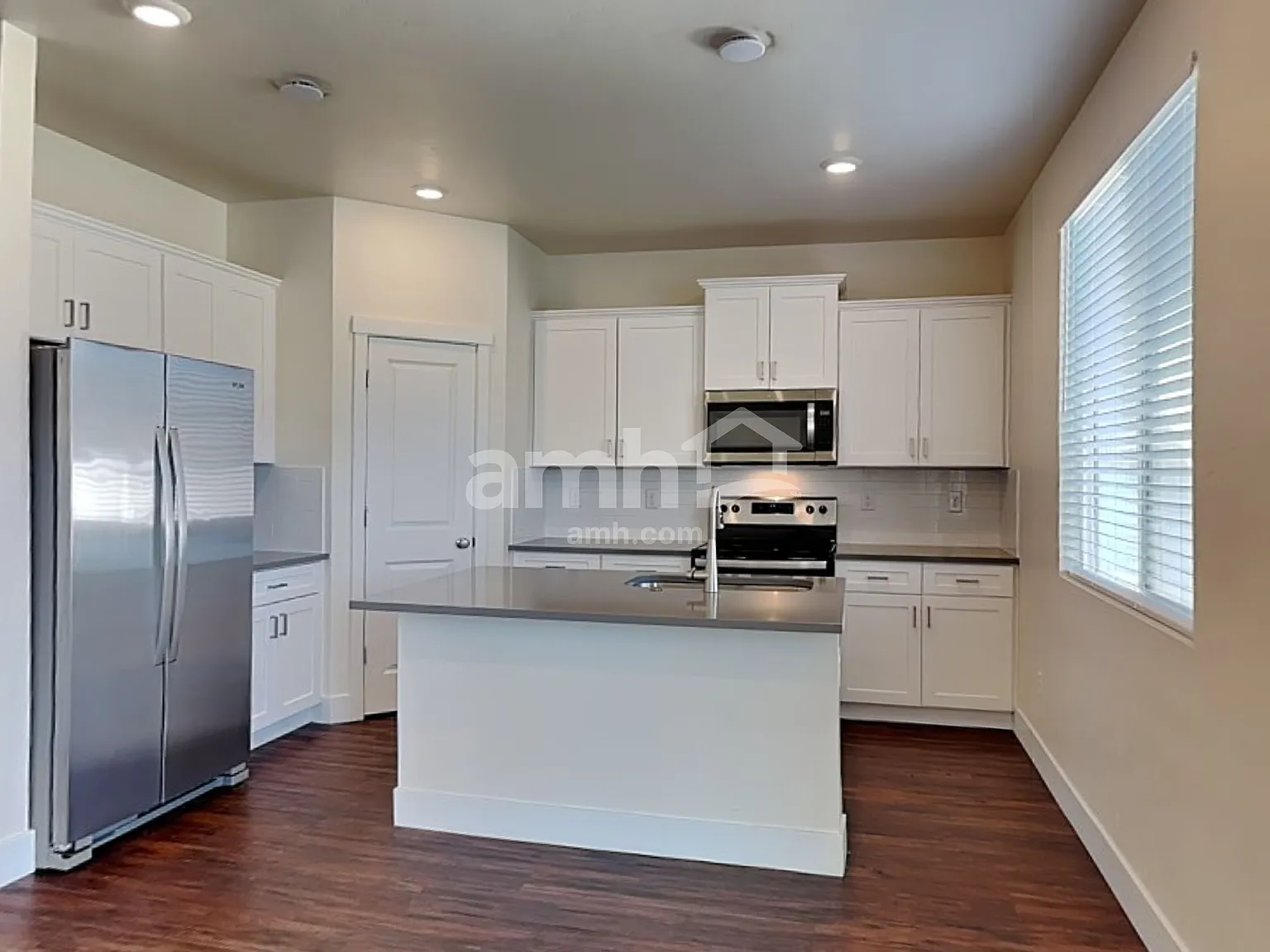 3 bed, 2.5 bath, 1860 sqft, $2,440 — Photo 3
