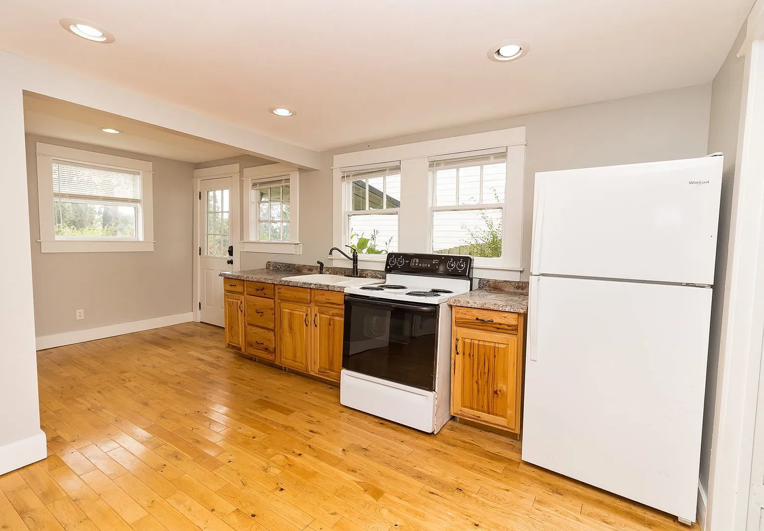 2 bed, 1.0 bath, 970 sqft, $1,495 — Photo 2