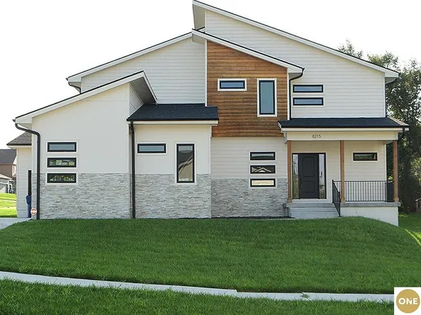 8215 N 166th St, Bennington, NE 68007