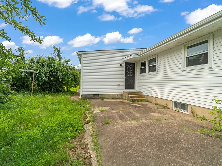 615 Fairmount Dr — Photo 24