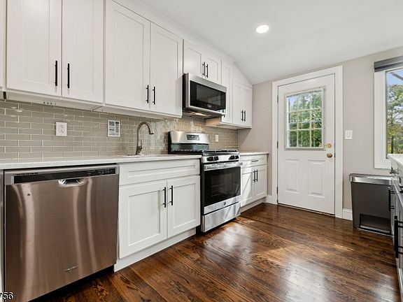 5th image of 102 Jamestown Rd