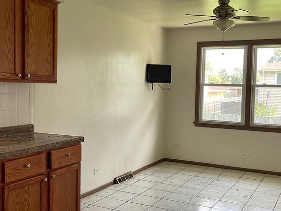 4th image of 19813 Crescent Ave