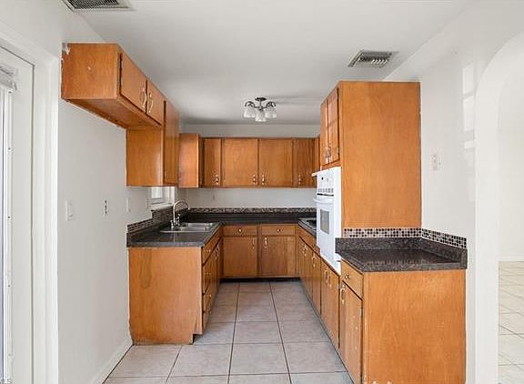 5th image of 3891 Estey Ave
