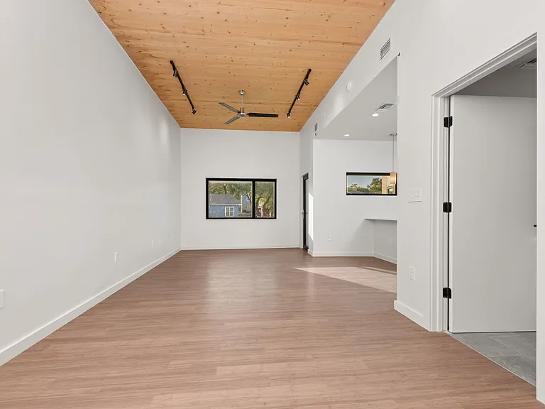 Nova Austin — Photo 3