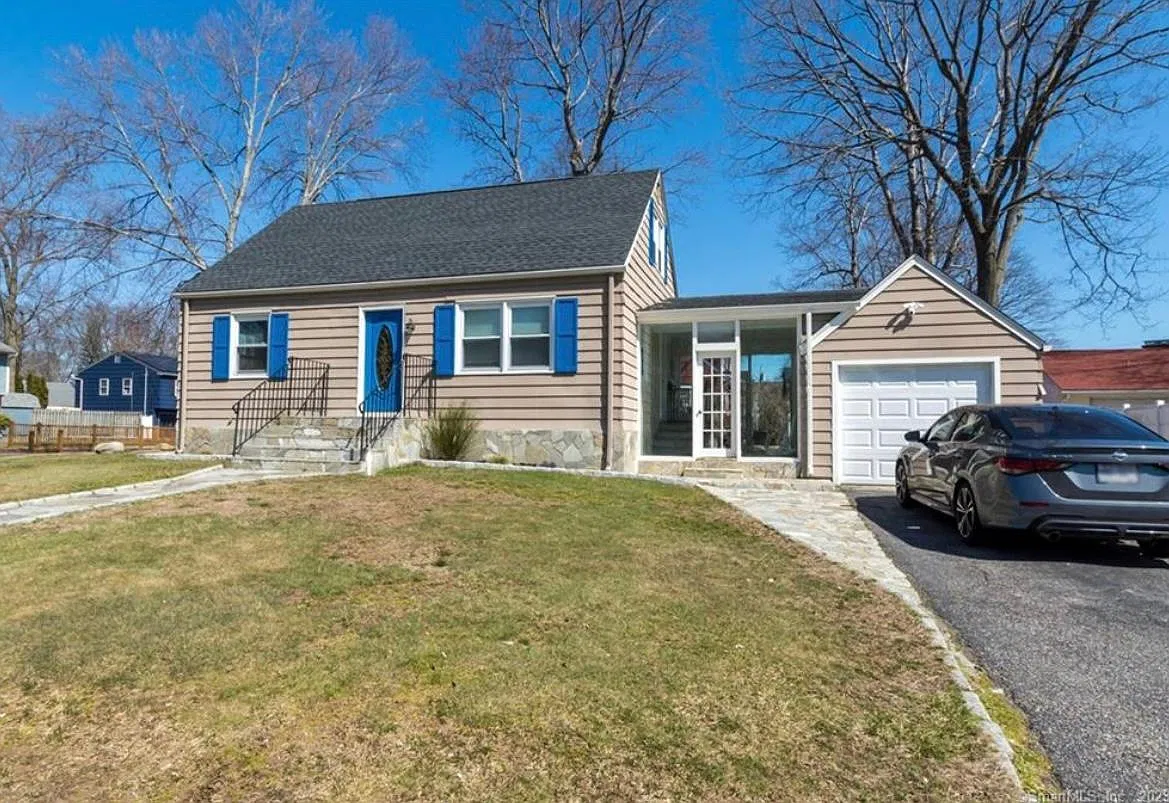 216 Macon Dr — Photo 1
