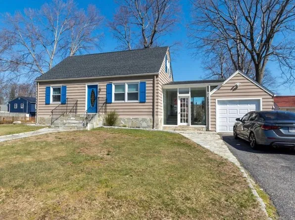 216 Macon Dr, Bridgeport, CT 06606