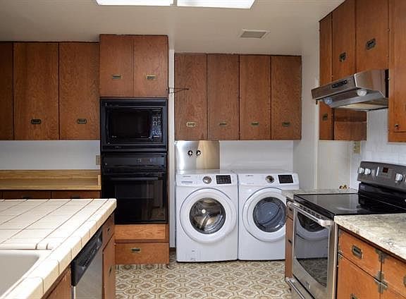 5th image of 446 W Portola Ave