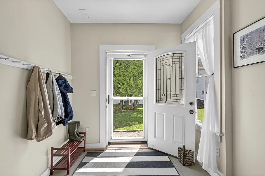 3 bed, 3.5 bath, 2400 sqft, $3,750 — Photo 3