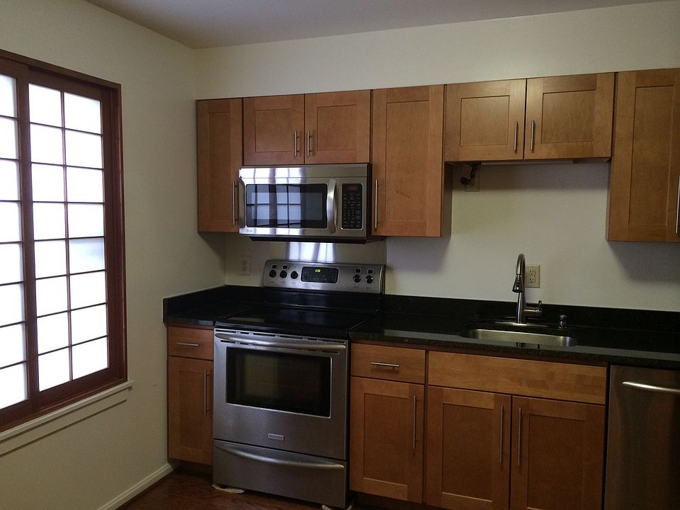Renovated Bright Kitchen w/New Cabinets & Granite
