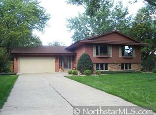 427 Iona Ln, Roseville, MN 55113