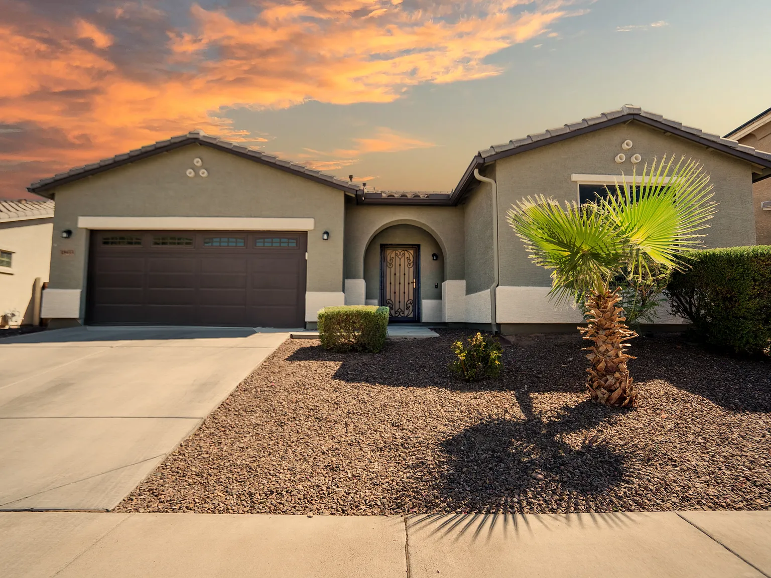 18433 W Sunnyslope Ln — Photo 2