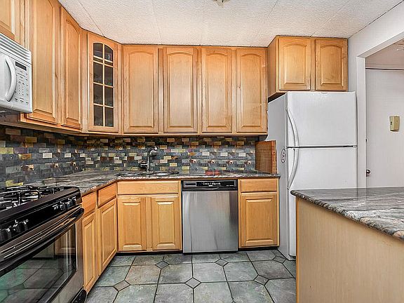 3rd image of 3220 Fairfield Ave APT 8AB