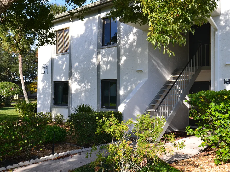 135 W Cypress Ct