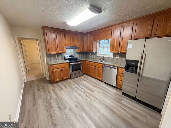 2nd image of 404 Pine Ridge Ct