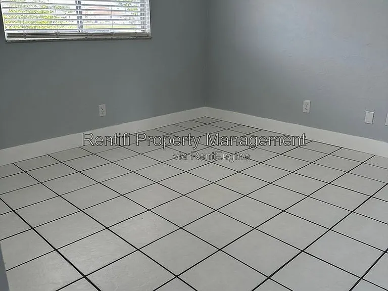 717 SE 9th St #A — Photo 8