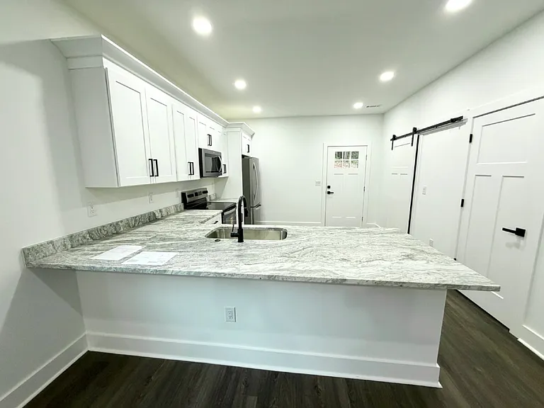 306 Hickory Trl — Photo 3