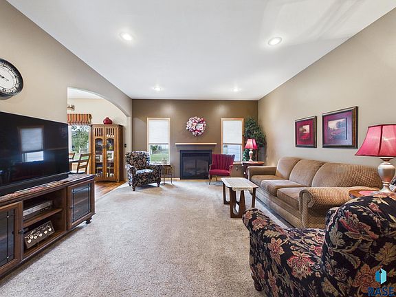 5th image of 815 Park Ln S