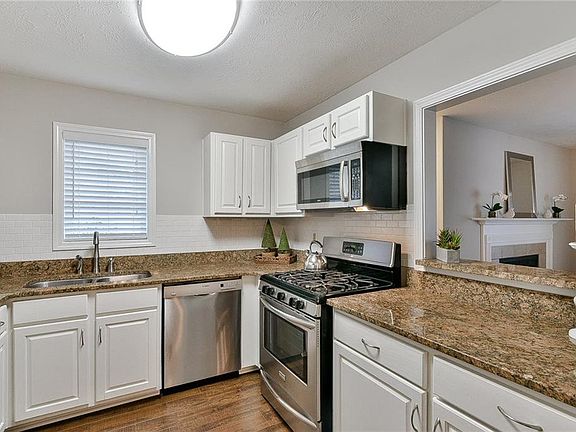 4th image of 416 Berkeley Woods Dr