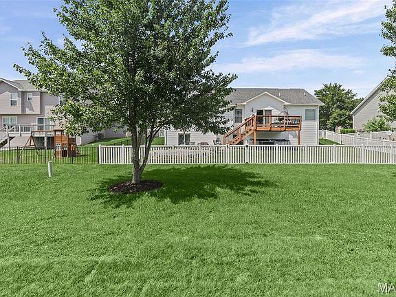 5th image of 520 Longfellow Dr