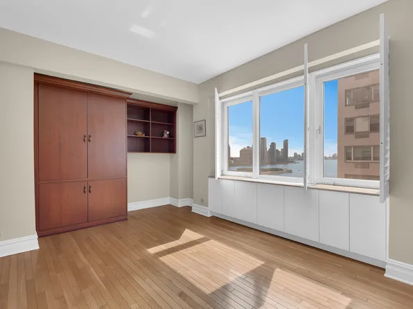 45 Sutton Place South image 9 of 18