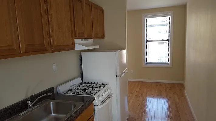 Rented by Joel Weisz, LREB | media 6