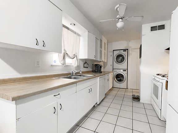 4th image of 832 Claudine St NE