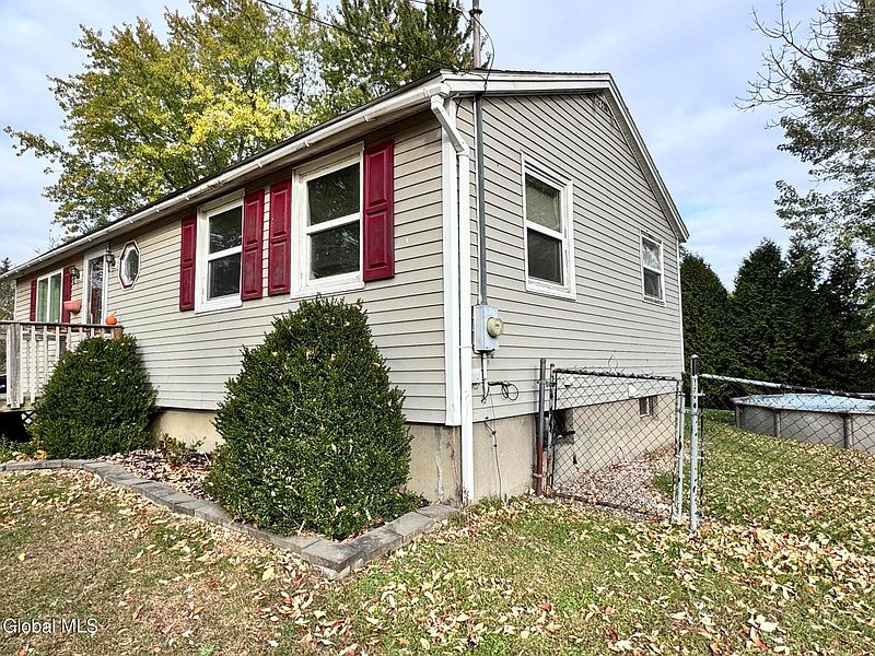 3rd image of 577 McQueen Road