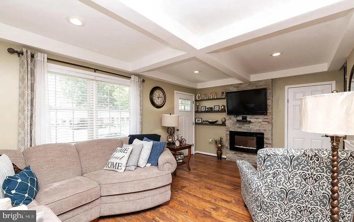2 bed, 1.0 bath, 1409 sqft, $2,100 — Photo 4