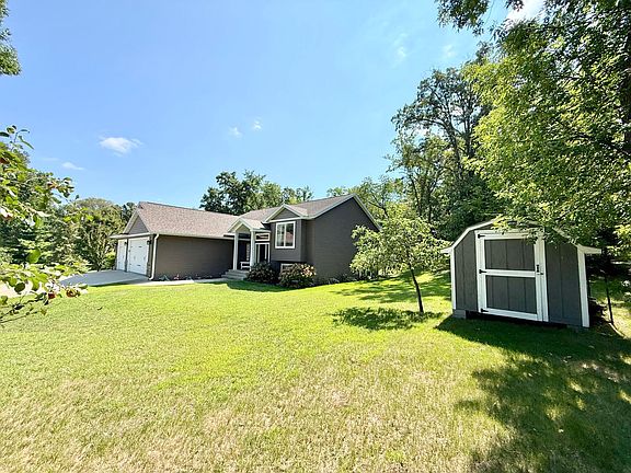 3rd image of 863 Whitetail Ln