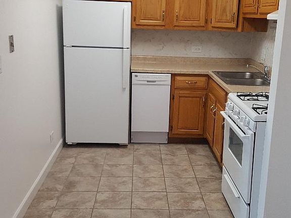 2nd image of 930 Westmoreland Dr APT 18