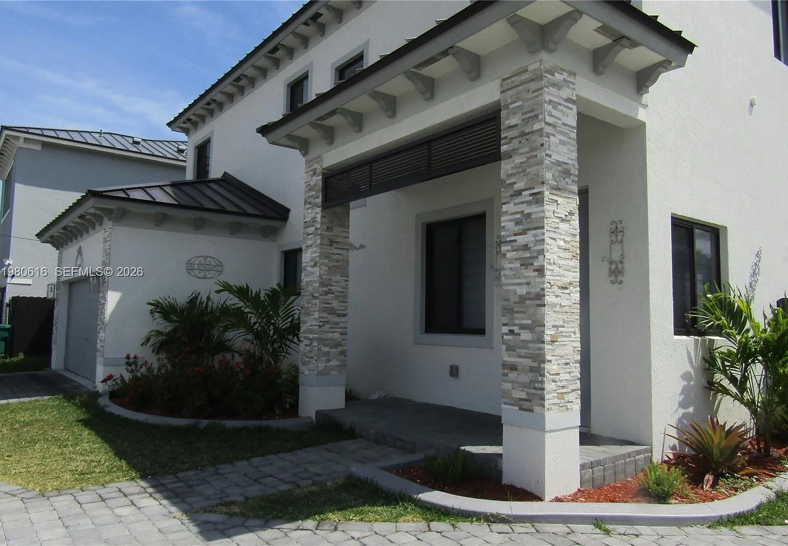 4 bed, 3.0 bath, 2586 sqft, $4,400 — Photo 2
