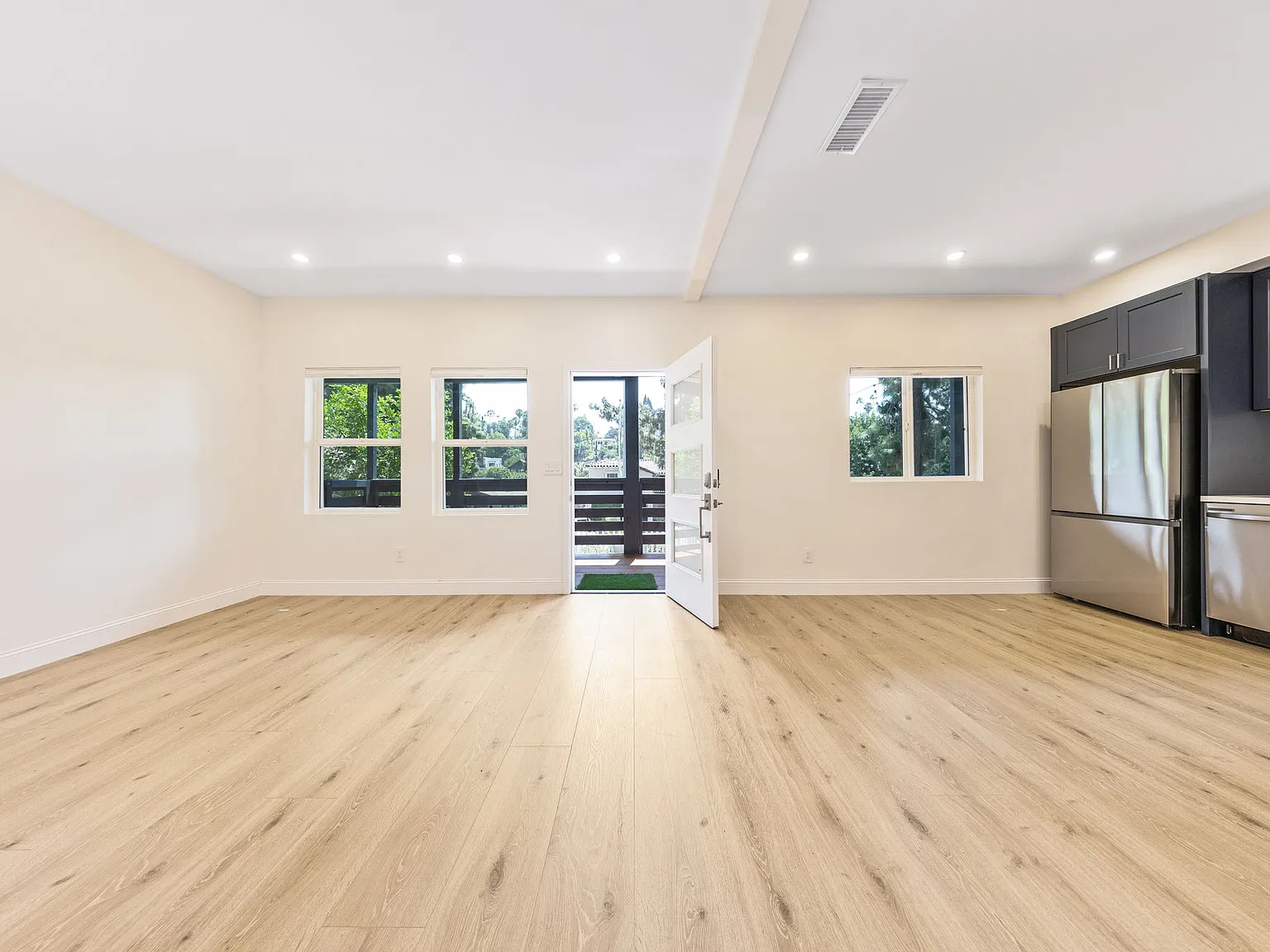 2 bed, 850 sqft, $3,790 — Photo 4