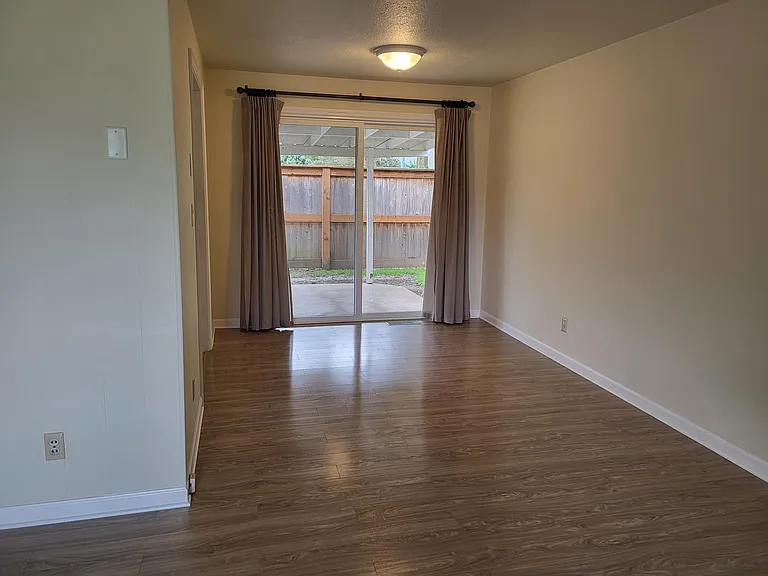 1585 Bogart Ln — Photo 7
