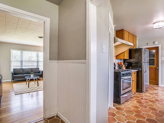 5th image of 402 Sandalwood Ln