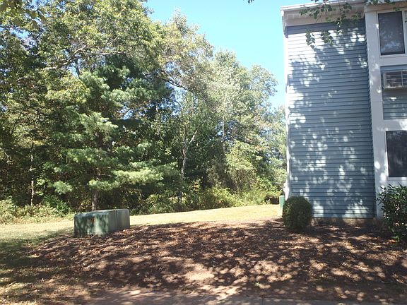 2nd image of 52 Norwich Pl #53