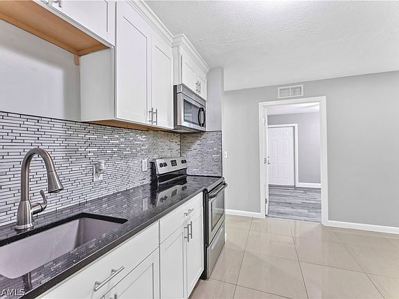 5th image of 1122 Wesley St W