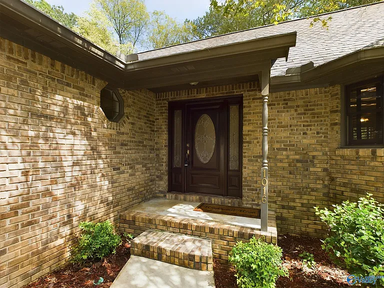 1016 Seina Vista Dr — Photo 2