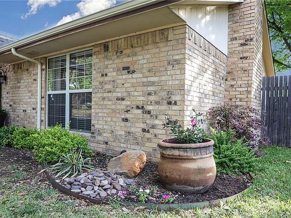 4th image of 105 Hacienda Dr